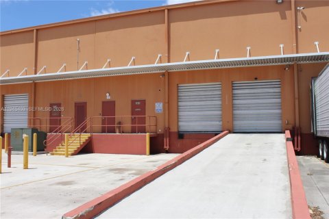 Propiedad comercial en venta en Doral, Florida № 2001682 - foto 2