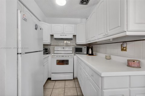Купить кондоминиум в Халландейл-Бич, Флорида 1 спальня, 58.06м2, № 2086674 - фото 14