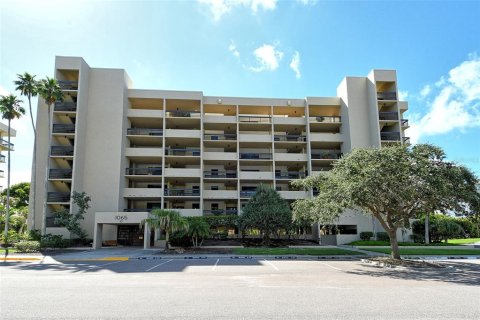 Condo in Longboat Key, Florida, 2 bedrooms  № 1893892 - photo 1