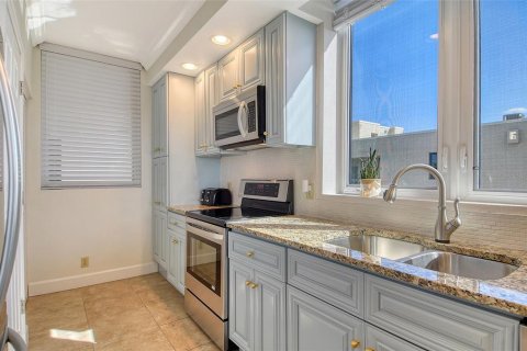 Condo in Longboat Key, Florida, 2 bedrooms  № 1893892 - photo 11