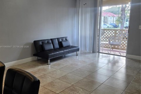 Condominio en venta en Hialeah, Florida, 1 dormitorio, 82.4 m2 № 2030054 - foto 3