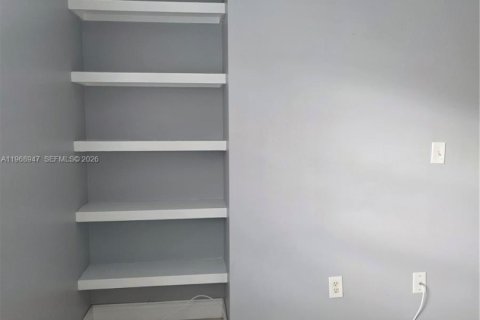 Condominio en venta en Hialeah, Florida, 1 dormitorio, 82.4 m2 № 2030054 - foto 13