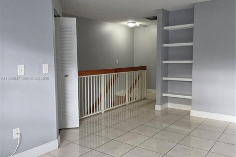 Condominio en venta en Hialeah, Florida, 1 dormitorio, 82.4 m2 № 2030054 - foto 14