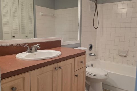 Condominio en venta en Hialeah, Florida, 1 dormitorio, 82.4 m2 № 2030054 - foto 10