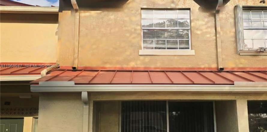 Condominio en Hialeah, Florida, 1 dormitorio  № 2030054