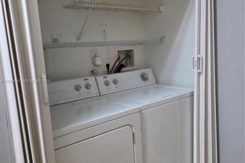 Condominio en venta en Hialeah, Florida, 1 dormitorio, 82.4 m2 № 2030054 - foto 6