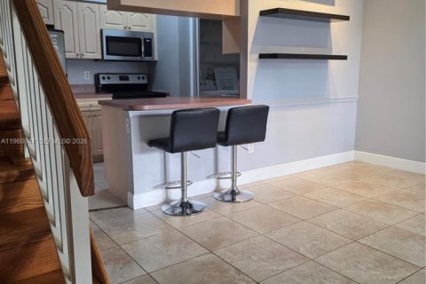 Condominio en venta en Hialeah, Florida, 1 dormitorio, 82.4 m2 № 2030054 - foto 2