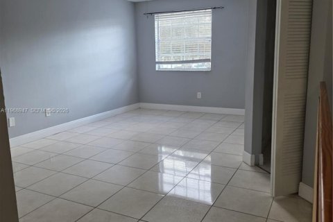 Condominio en venta en Hialeah, Florida, 1 dormitorio, 82.4 m2 № 2030054 - foto 12