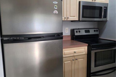 Condominio en venta en Hialeah, Florida, 1 dormitorio, 82.4 m2 № 2030054 - foto 4