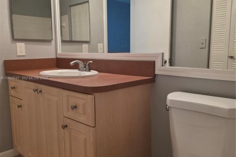 Condominio en venta en Hialeah, Florida, 1 dormitorio, 82.4 m2 № 2030054 - foto 11