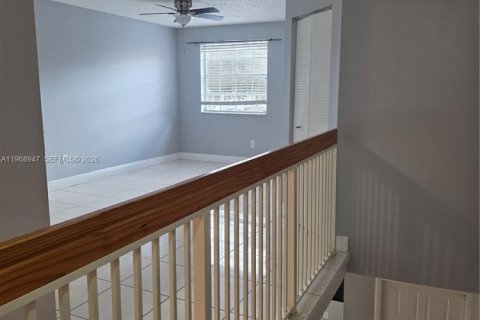 Condominio en venta en Hialeah, Florida, 1 dormitorio, 82.4 m2 № 2030054 - foto 9