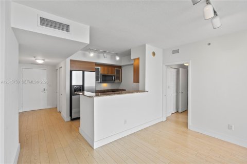 Купить кондоминиум в Майами, Флорида 1 спальня, 80.64м2, № 2145895 - фото 11