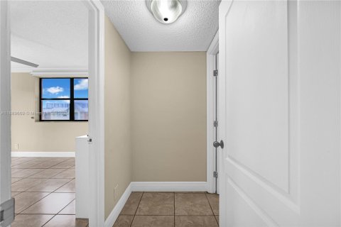 Снять в аренду кондоминиум в Дорал, Флорида 2 спальни, 92.16м2, № 1938825 - фото 17