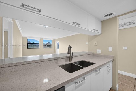 Снять в аренду кондоминиум в Дорал, Флорида 2 спальни, 92.16м2, № 1938825 - фото 28