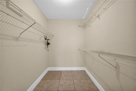 Снять в аренду кондоминиум в Дорал, Флорида 2 спальни, 92.16м2, № 1938825 - фото 4