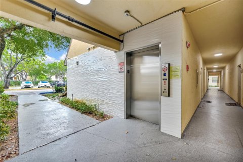 Снять в аренду кондоминиум в Дорал, Флорида 2 спальни, 92.16м2, № 1938825 - фото 11