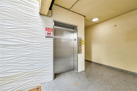 Снять в аренду кондоминиум в Дорал, Флорида 2 спальни, 92.16м2, № 1938825 - фото 10