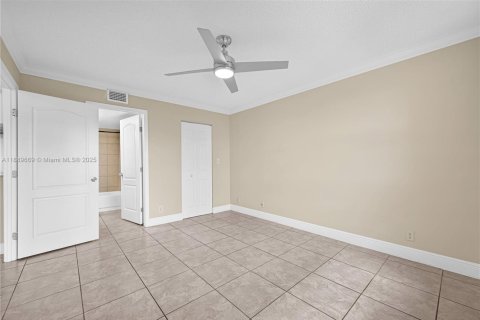 Снять в аренду кондоминиум в Дорал, Флорида 2 спальни, 92.16м2, № 1938825 - фото 2