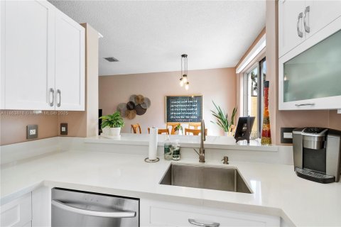 Adosado en venta en Pembroke Pines, Florida, 3 dormitorios, 140.75 m2 № 1891734 - foto 2