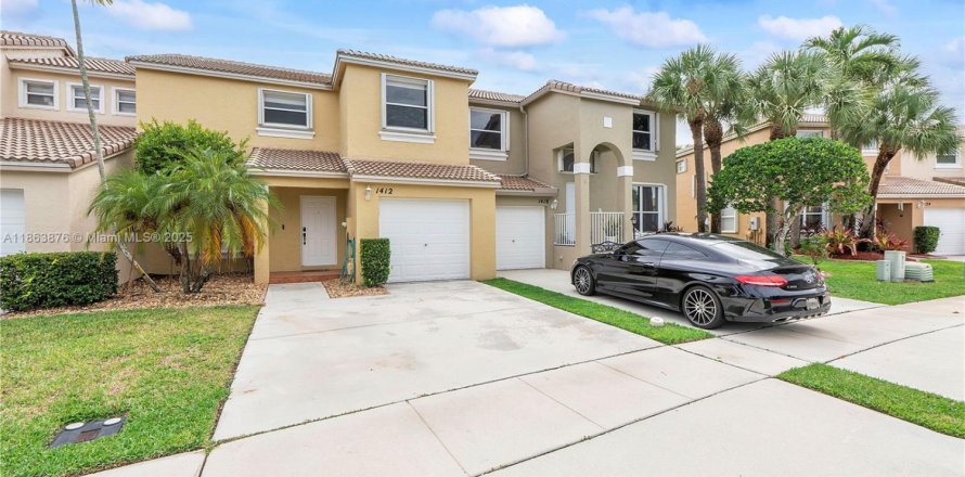 Adosado en Pembroke Pines, Florida 3 dormitorios, 140.75 m2 № 1891734