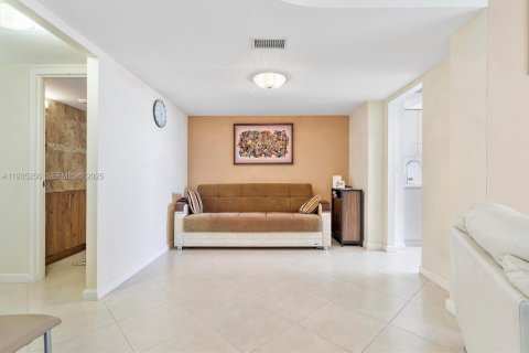 Condominio en venta en Hallandale Beach, Florida, 1 dormitorio, 91.23 m2 № 2077206 - foto 5