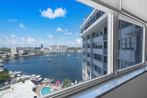 Condominio en venta en Hallandale Beach, Florida, 1 dormitorio, 91.23 m2 № 2077206 - foto 28