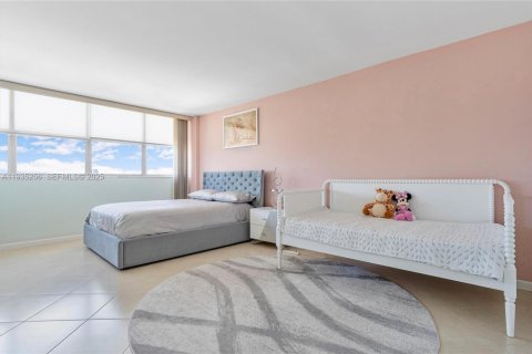 Condominio en venta en Hallandale Beach, Florida, 1 dormitorio, 91.23 m2 № 2077206 - foto 24