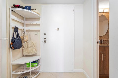 Condominio en venta en Hallandale Beach, Florida, 1 dormitorio, 91.23 m2 № 2077206 - foto 21