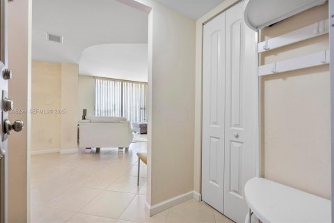 Condominio en Hallandale Beach, Florida, 1 dormitorio  № 2077206
