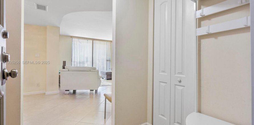 Condominio en Hallandale Beach, Florida, 1 dormitorio  № 2077206