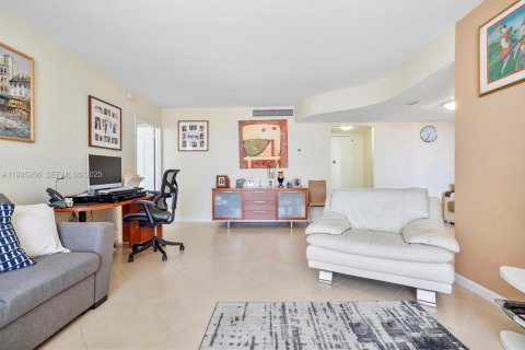 Condominio en venta en Hallandale Beach, Florida, 1 dormitorio, 91.23 m2 № 2077206 - foto 18