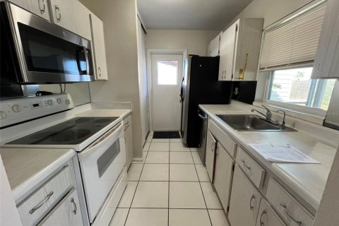 Villa ou maison à louer à Port Charlotte, Floride: 2 chambres, 77.67 m2 № 2430854 - photo 3