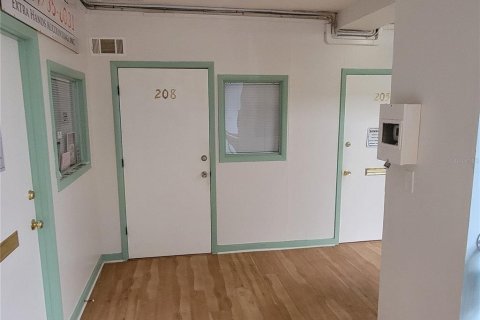 Propiedad comercial en alquiler en Tarpon Springs, Florida, 1119.47 m2 № 1634662 - foto 4