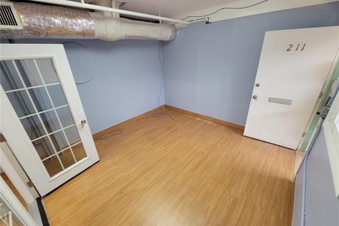 Propiedad comercial en alquiler en Tarpon Springs, Florida, 1119.47 m2 № 1634662 - foto 8