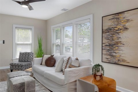 House in Saint Petersburg, Florida 4 bedrooms, 160.54 sq.m. № 1724743 - photo 6