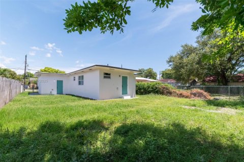 House in Miami, Florida 3 bedrooms, 131.55 sq.m. № 1957912 - photo 29