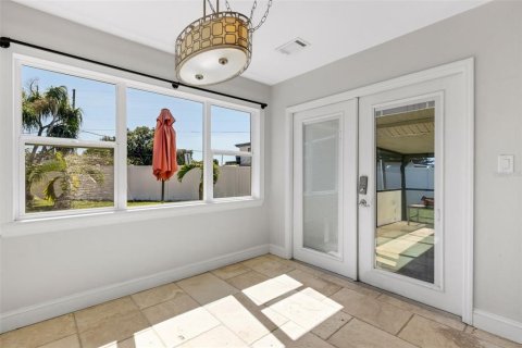 House in Saint Petersburg, Florida 3 bedrooms, 111.48 sq.m. № 2428807 - photo 13
