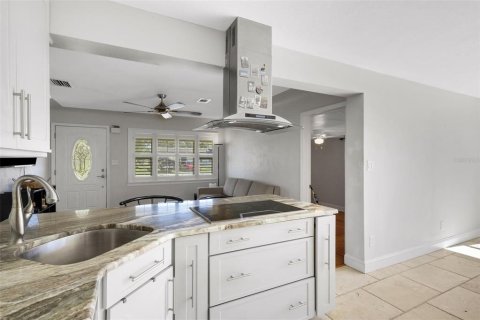 House in Saint Petersburg, Florida 3 bedrooms, 111.48 sq.m. № 2428807 - photo 10