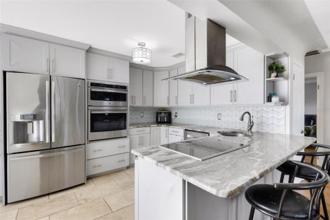 House in Saint Petersburg, Florida 3 bedrooms, 111.48 sq.m. № 2428807 - photo 8