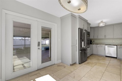 House in Saint Petersburg, Florida 3 bedrooms, 111.48 sq.m. № 2428807 - photo 12