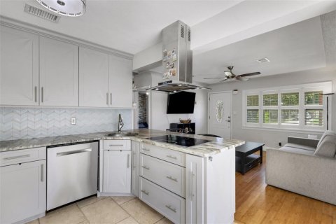 House in Saint Petersburg, Florida 3 bedrooms, 111.48 sq.m. № 2428807 - photo 4
