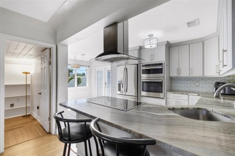 House in Saint Petersburg, Florida 3 bedrooms, 111.48 sq.m. № 2428807 - photo 7