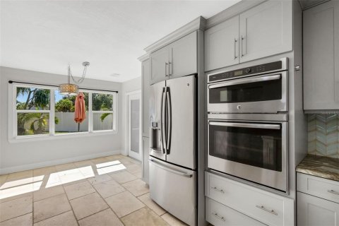 House in Saint Petersburg, Florida 3 bedrooms, 111.48 sq.m. № 2428807 - photo 5