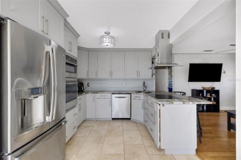 House in Saint Petersburg, Florida 3 bedrooms, 111.48 sq.m. № 2428807 - photo 9