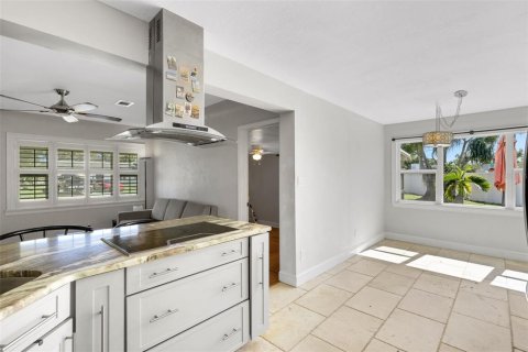 House in Saint Petersburg, Florida 3 bedrooms, 111.48 sq.m. № 2428807 - photo 6