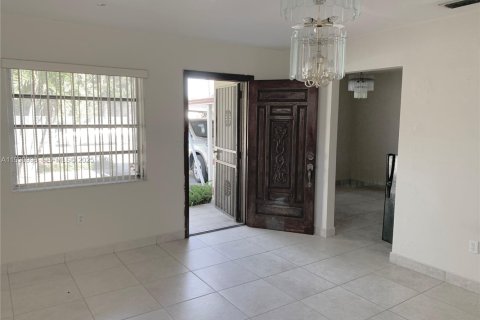 Villa ou maison à louer à Miami, Floride: 2 chambres, 206.89 m2 № 1989748 - photo 4