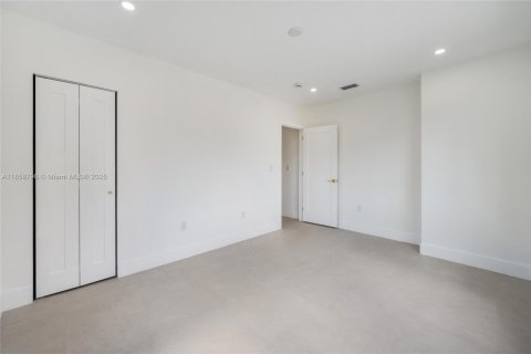 Casa en venta en Miami, Florida, 5 dormitorios, 179.86 m2 № 1891904 - foto 22
