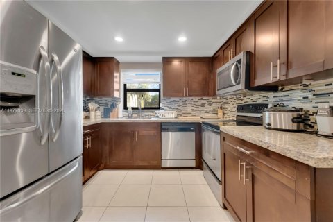 Condo in Weston, Florida, 2 bedrooms  № 2046282 - photo 11