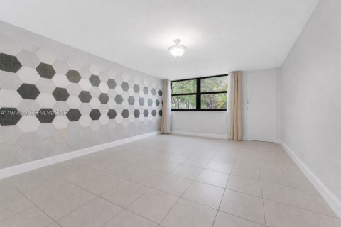 Condo in Weston, Florida, 2 bedrooms  № 2046282 - photo 13