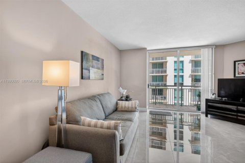 Купить кондоминиум в Майами, Флорида 1 спальня, 61.04м2, № 2058001 - фото 2